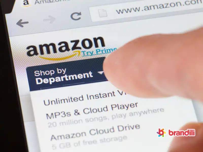 pessoa usando o site da amazon em uma tela touch screen