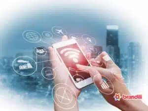 mãos de uma pessoa usando o celular