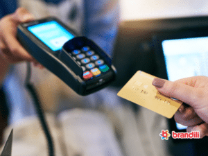 Pessoa inserindo seu cartão na máquina para realizar o pagamento