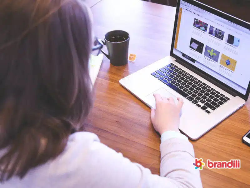 mulher usando notebook para fazer compras na internet