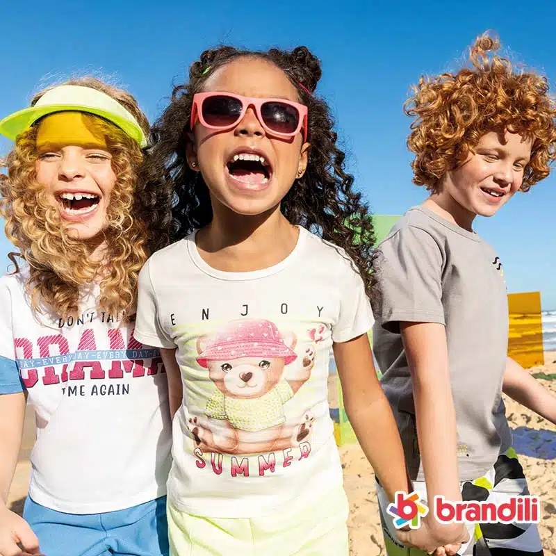 3 crianças na praia