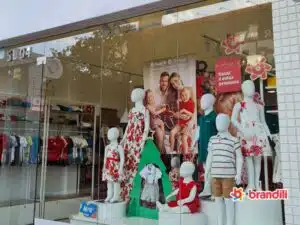 vitrine de uma revenda autorizada de roupas infantis