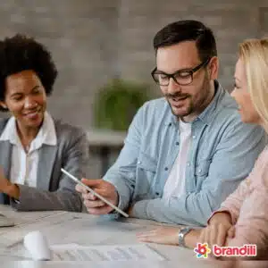 homem mostrando informações financeiras para suas colegas de trabalho