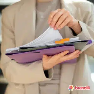 pessoa segurando uma papelada de documentos
