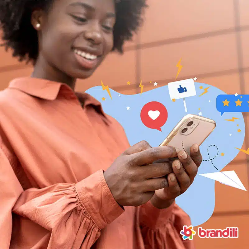 mulher sorrindo ao celular enquanto usa redes sociais