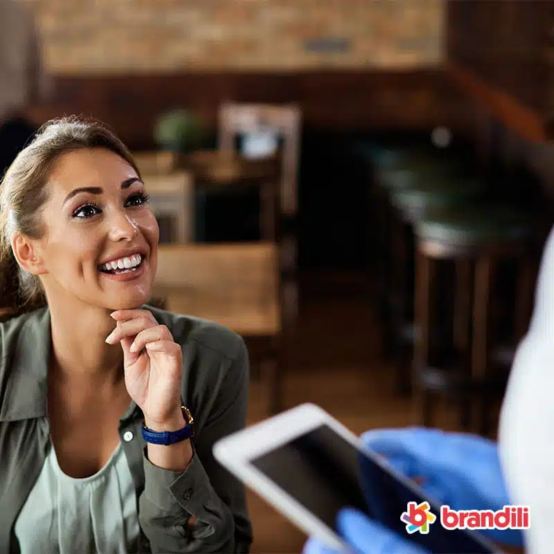 cliente feliz ao falar com o fornecedor