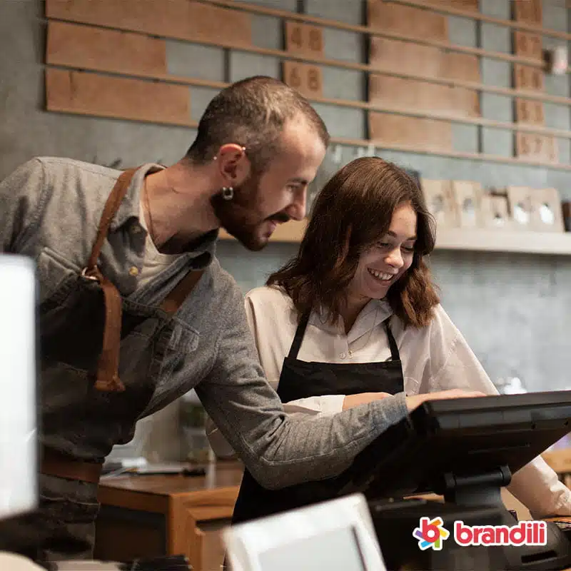 empreendedores sorrindo enquanto trabalham
