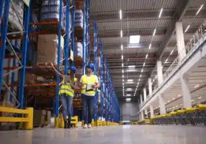 funcionários em um centro de distribuição