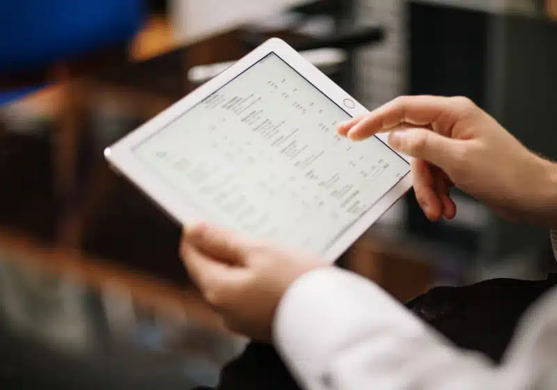 homem trabalhando com tablet