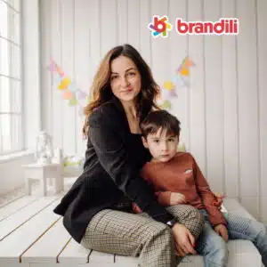mãe e filho sentados na cama