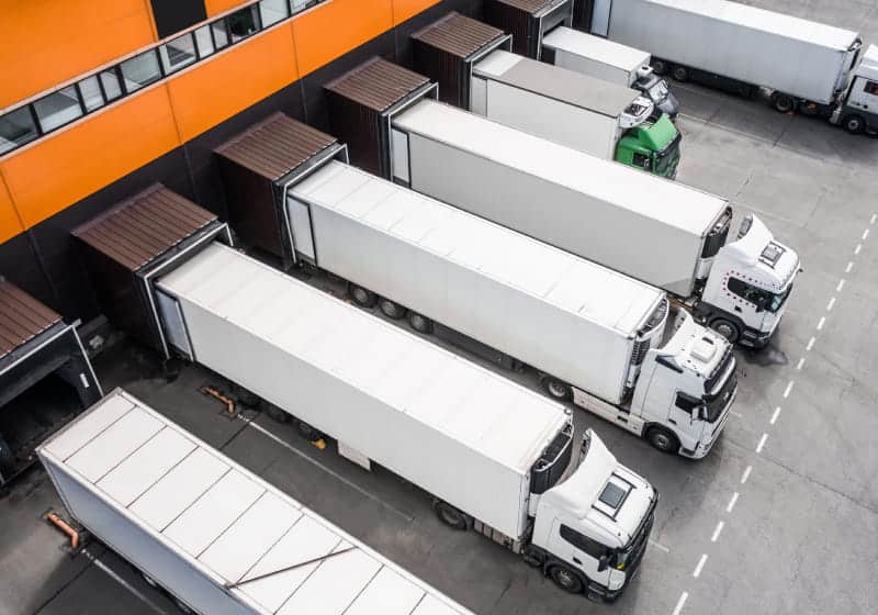 caminhões no centro de distribuição