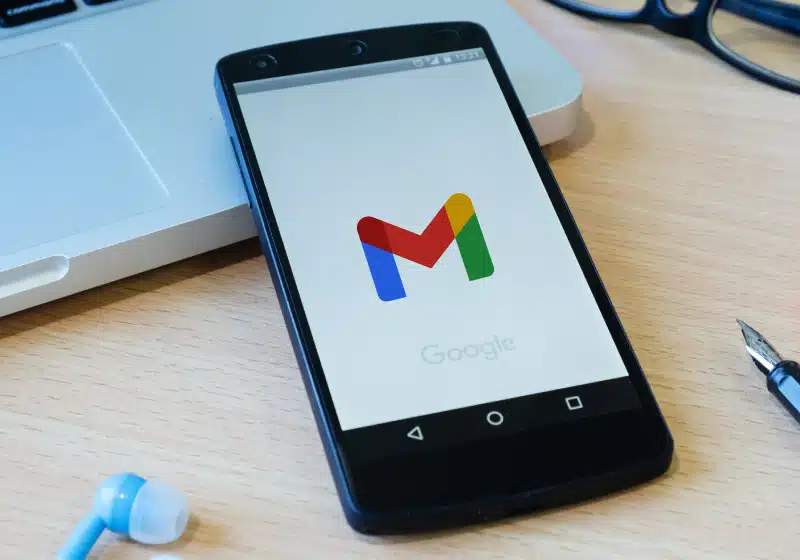 celular apoiado em notebook abrindo gmail