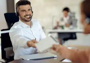 homem realizando atendimento