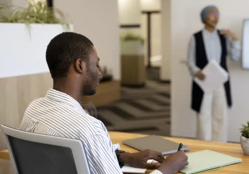 homem negro participando de um treinamento