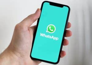 celular ligado com o símbolo do whatsapp em um fundo azul