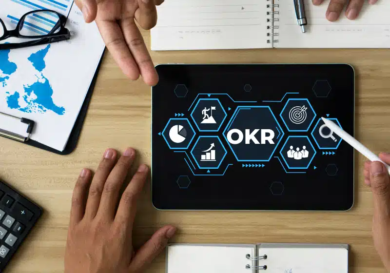 vista e cima de homens de negocio analisando coisas de negocio okr em tablet na mesa 