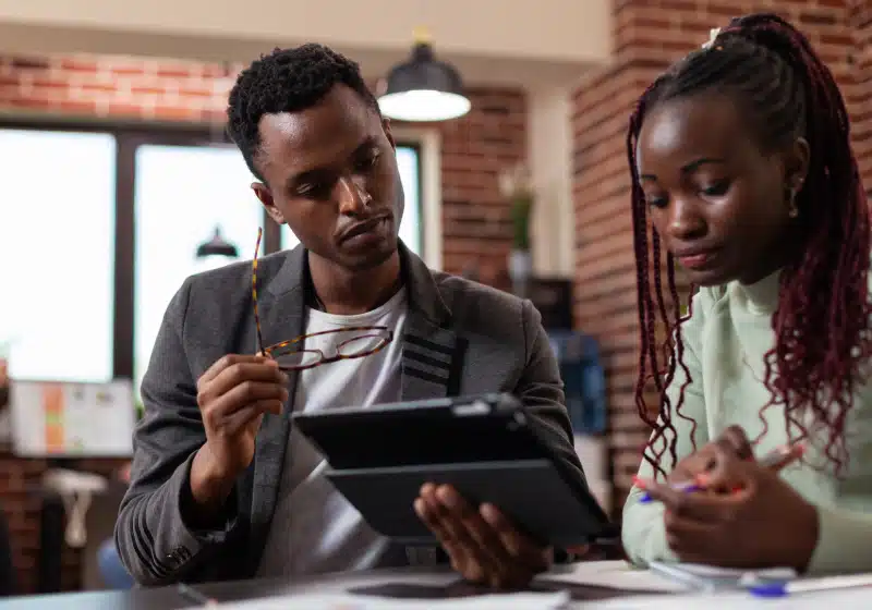 gerentes negros executivos analisando estatísticas de marketing no escritório 