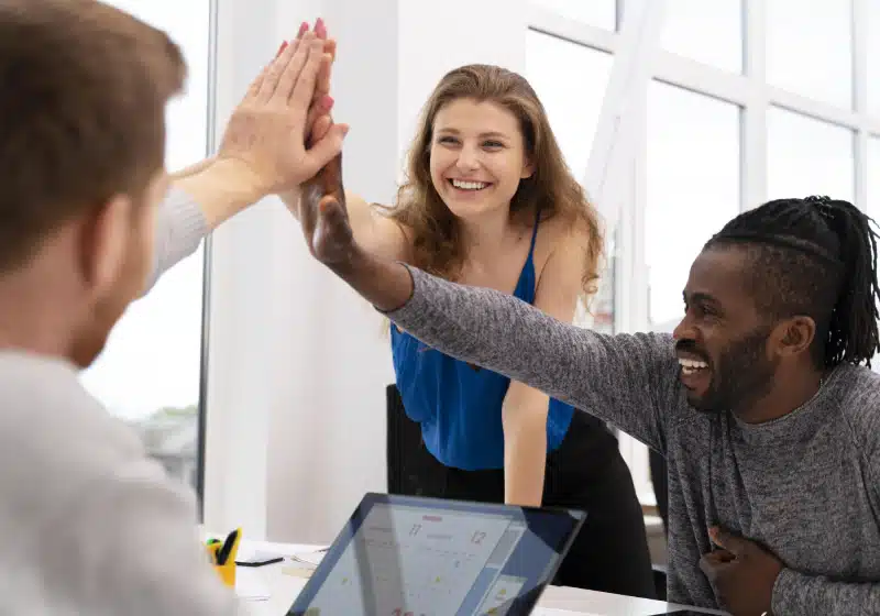 trabalhadores sorridentes juntando as mão trabalho em equipe 