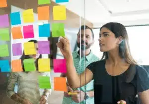 mulher apontando a post-its