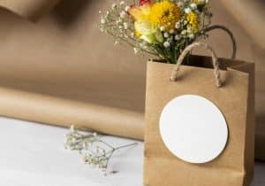 conjunto de flores dentro de uma sacola de papel