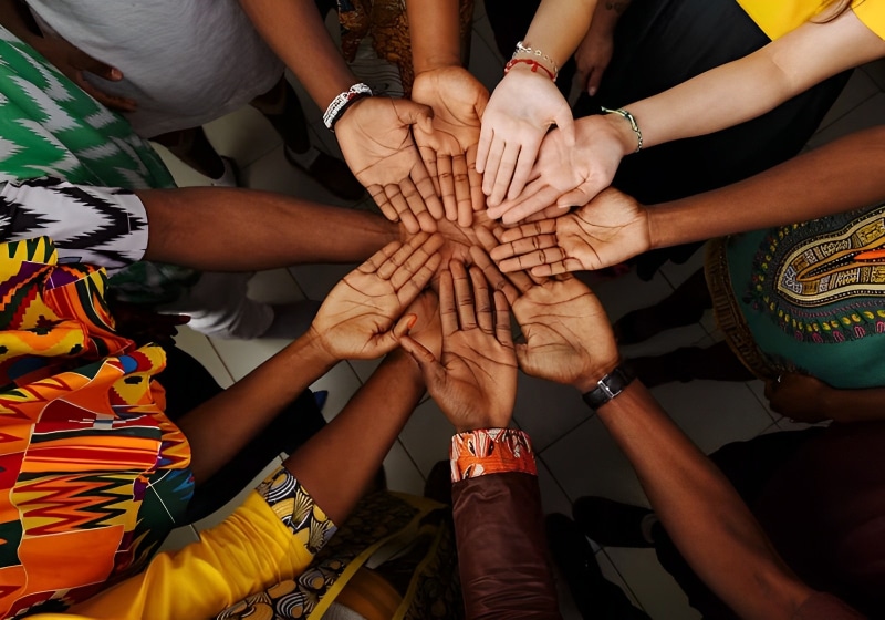 palmas da mão para cima de um grupo de pessoas multinacionais africanas latino americanas e europeias que permanecem juntas em um circulo