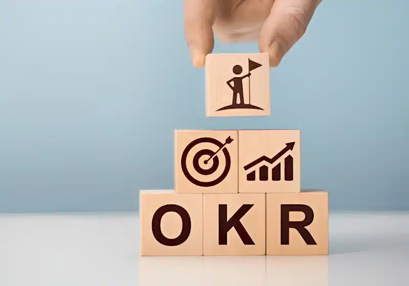 cubos de madeira no conceito de negócio de fundo branco okr