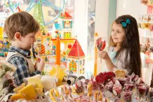 crianças felizes com doce