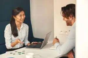 analista sorrindo conversando com cliente
