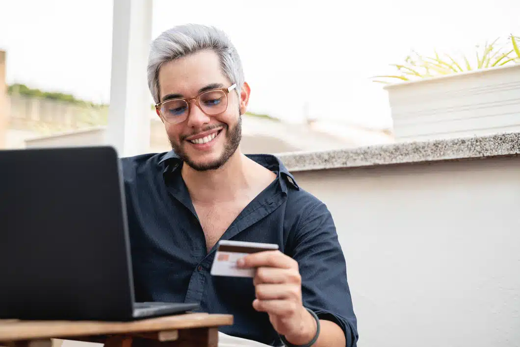 homem com cabelo grisalho comprando em um eccomerce