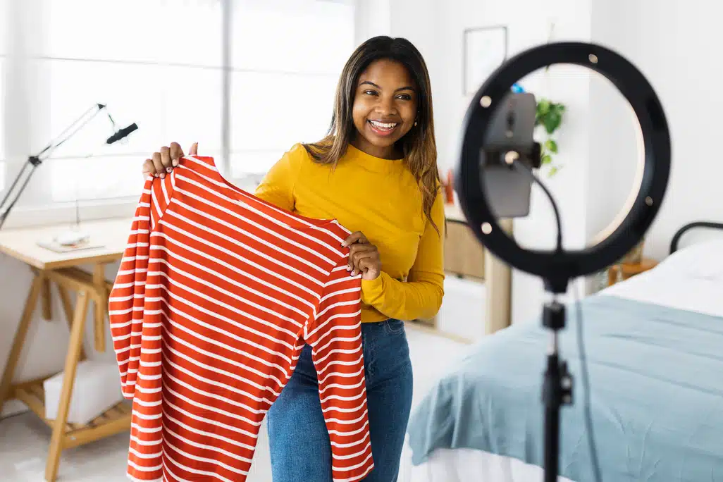 influencer criando conteúdo para loja de roupas