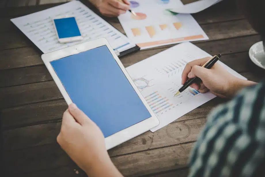 empresário faz uma análise de mercado