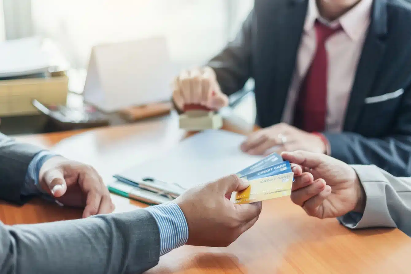 empresários trocam cartões de crédito 