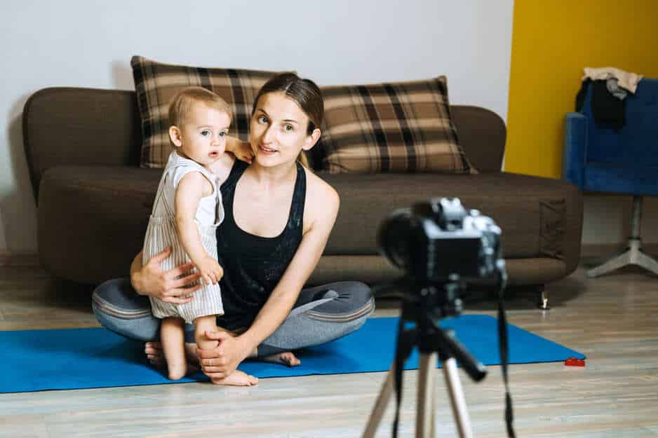 mãe influencer grava conteúdos sobre maternidade