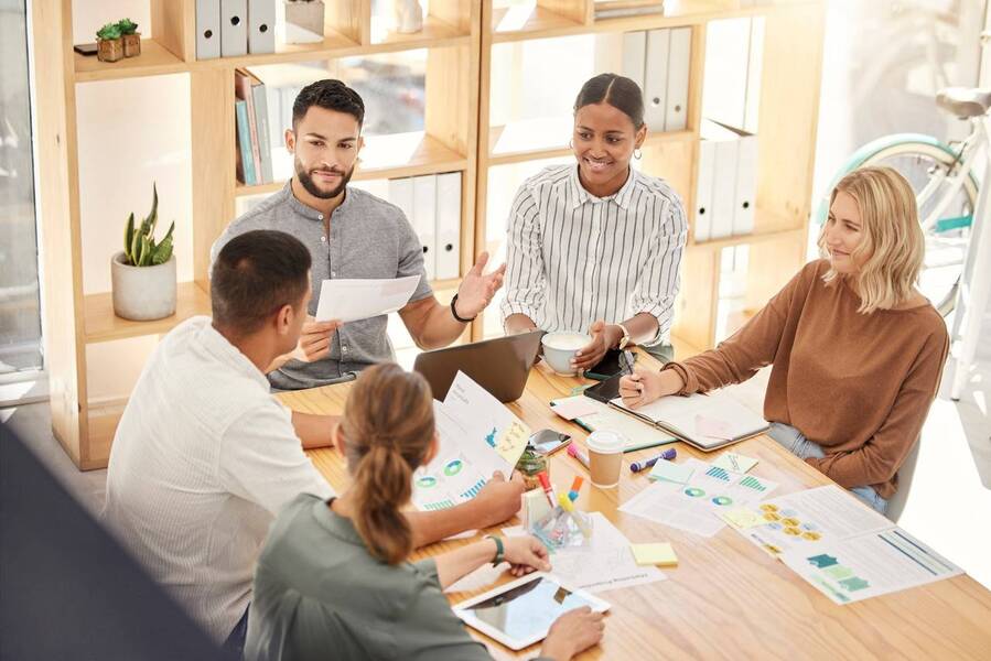 empreendedores fazem uma reunião estratégica