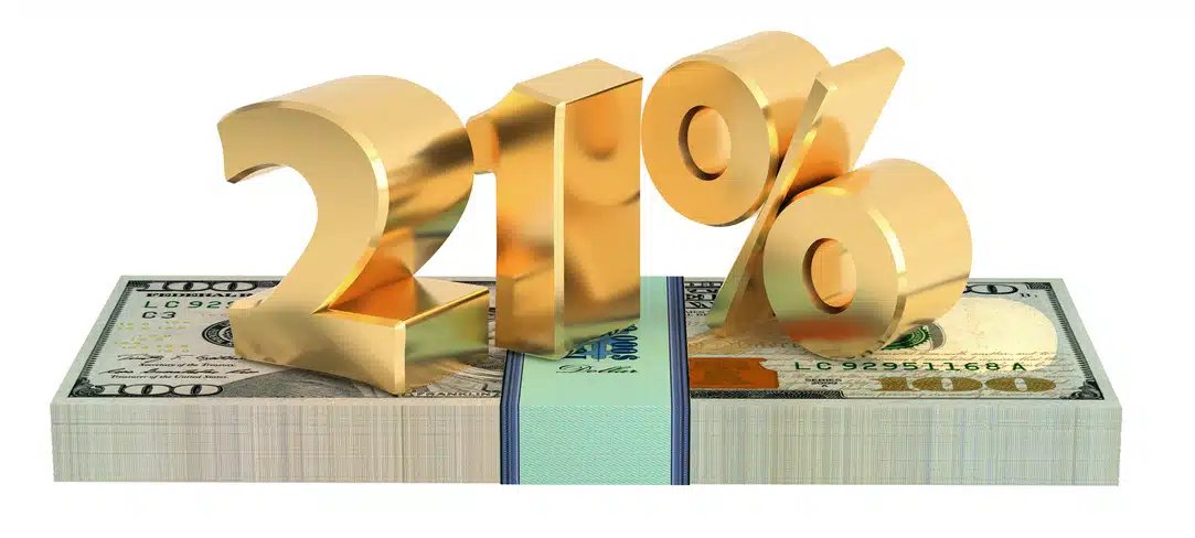 número 21% sobre um empilhado de nota de 100 dólares