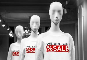manequins que simbolizam desconto em uma campanha de marketing para loja de roupas