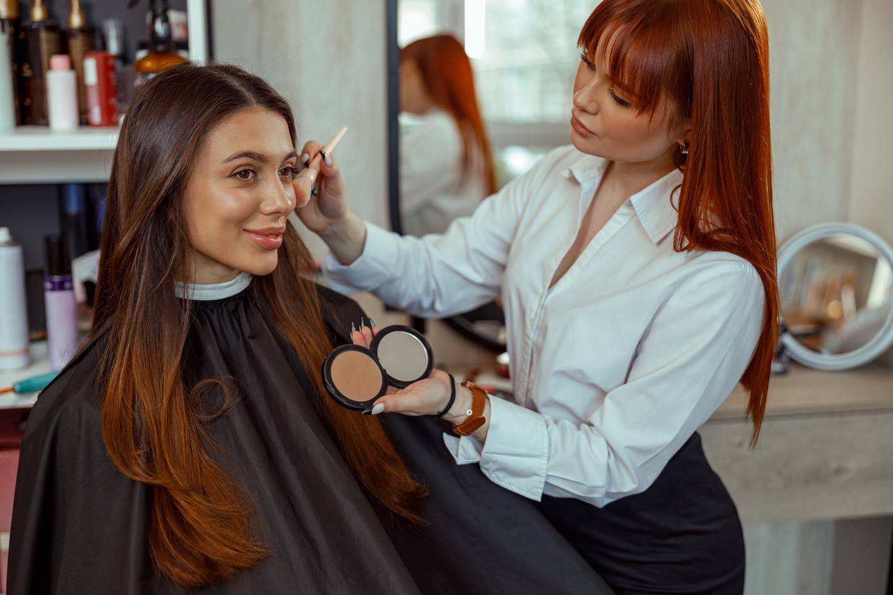 maquiadora profissional conferindo a cor de pele de uma cliente