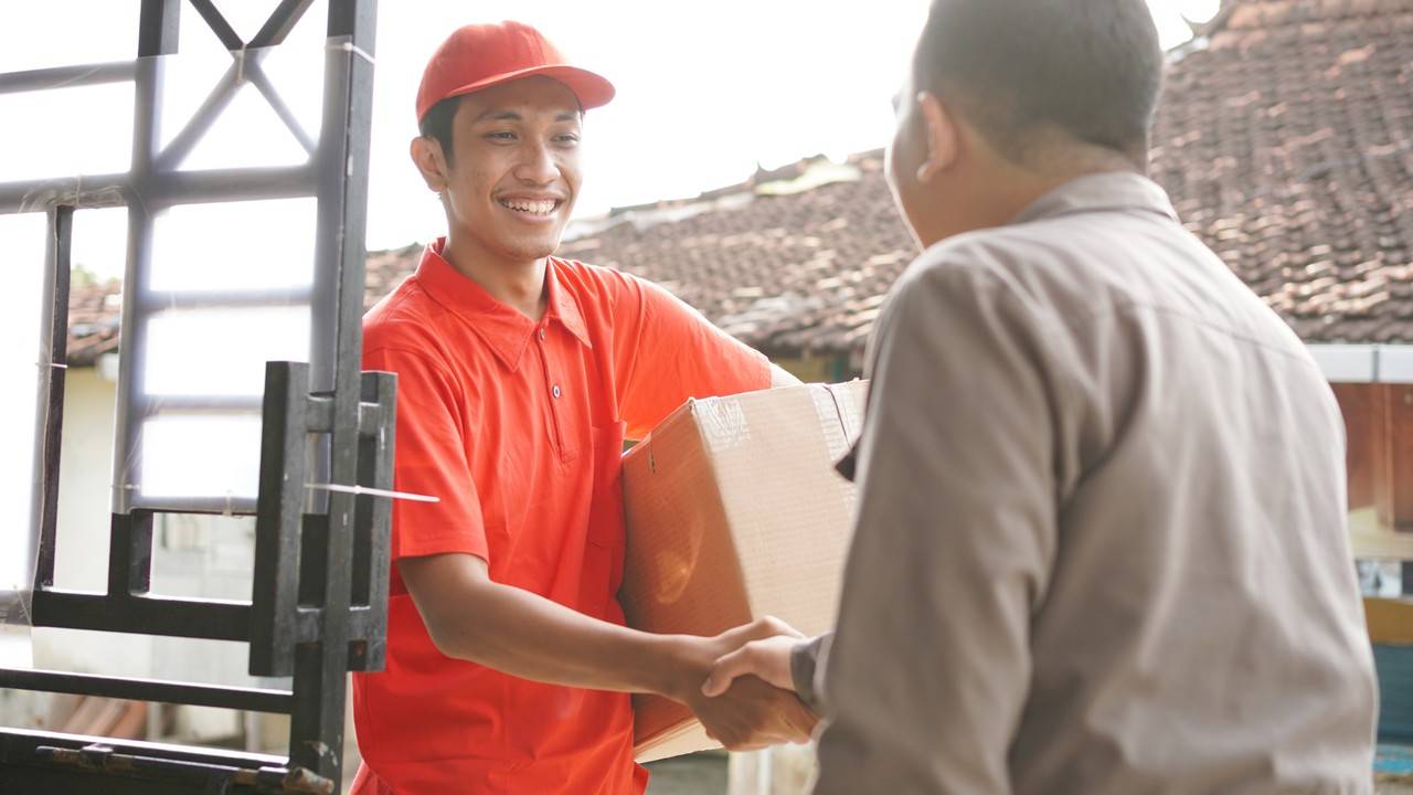 entregador entregando caixa para o cliente