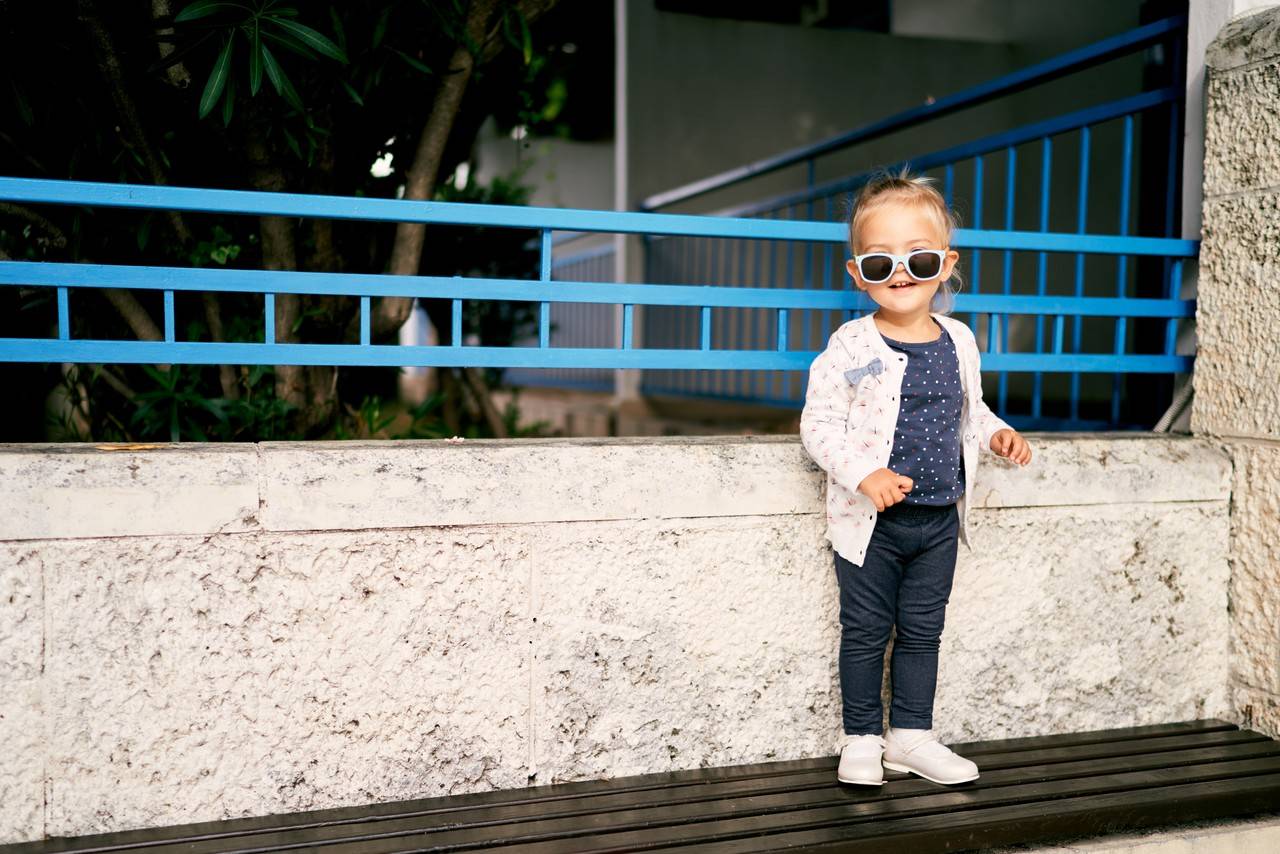 criança estilosa com look moderno