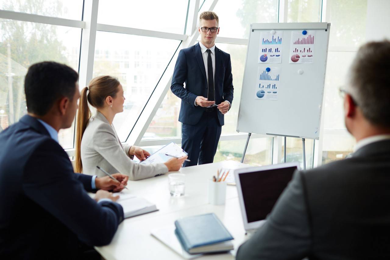 pessoas em uma reunião de negocios