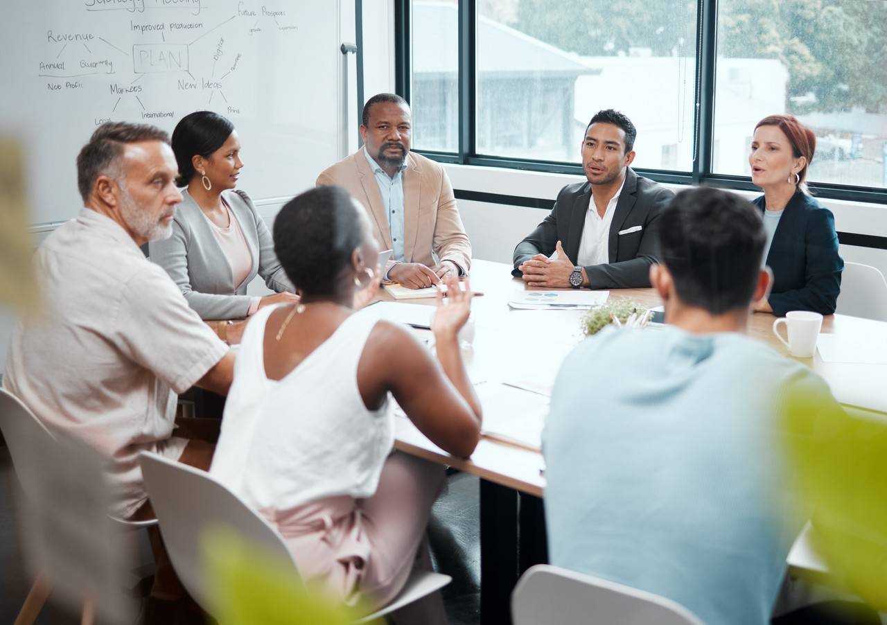 equipe reunida em uma mesa fazendo o controle de qualidade