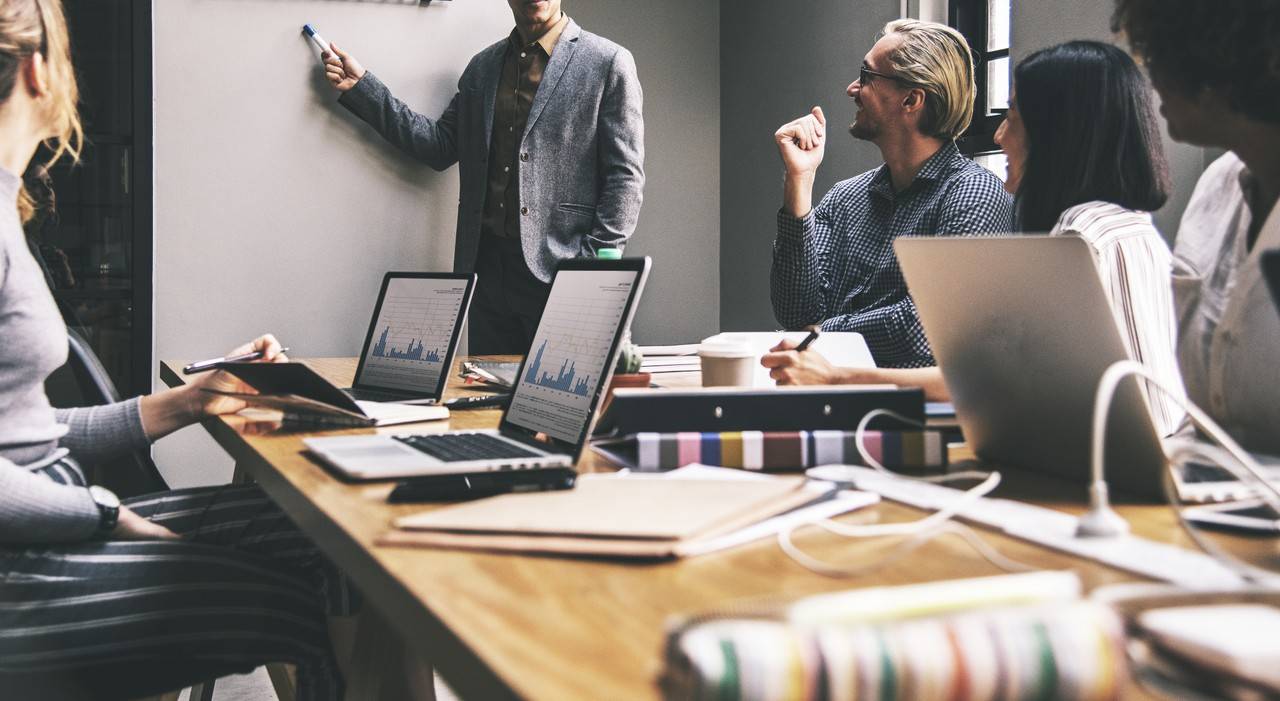 diversas pessoas em reuniões de negócios