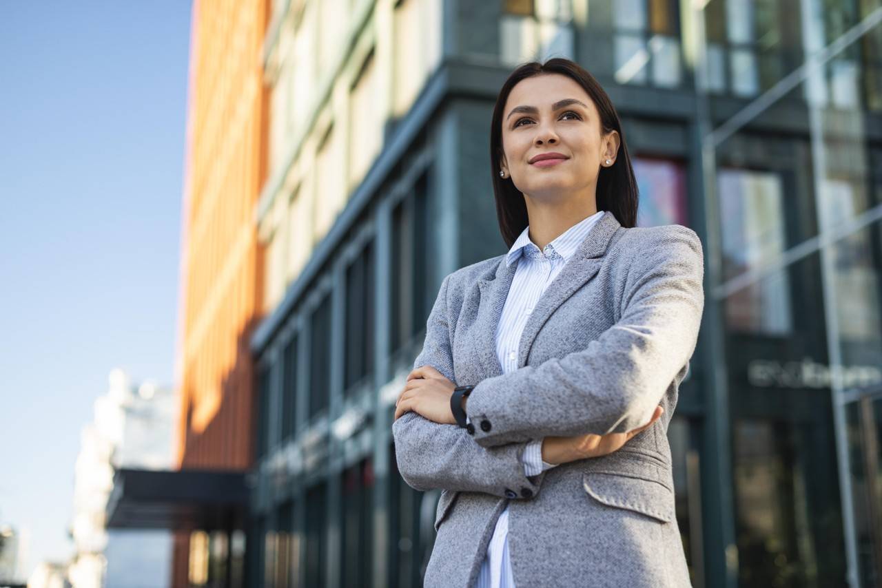 mulher de negócios em frente de um prédio