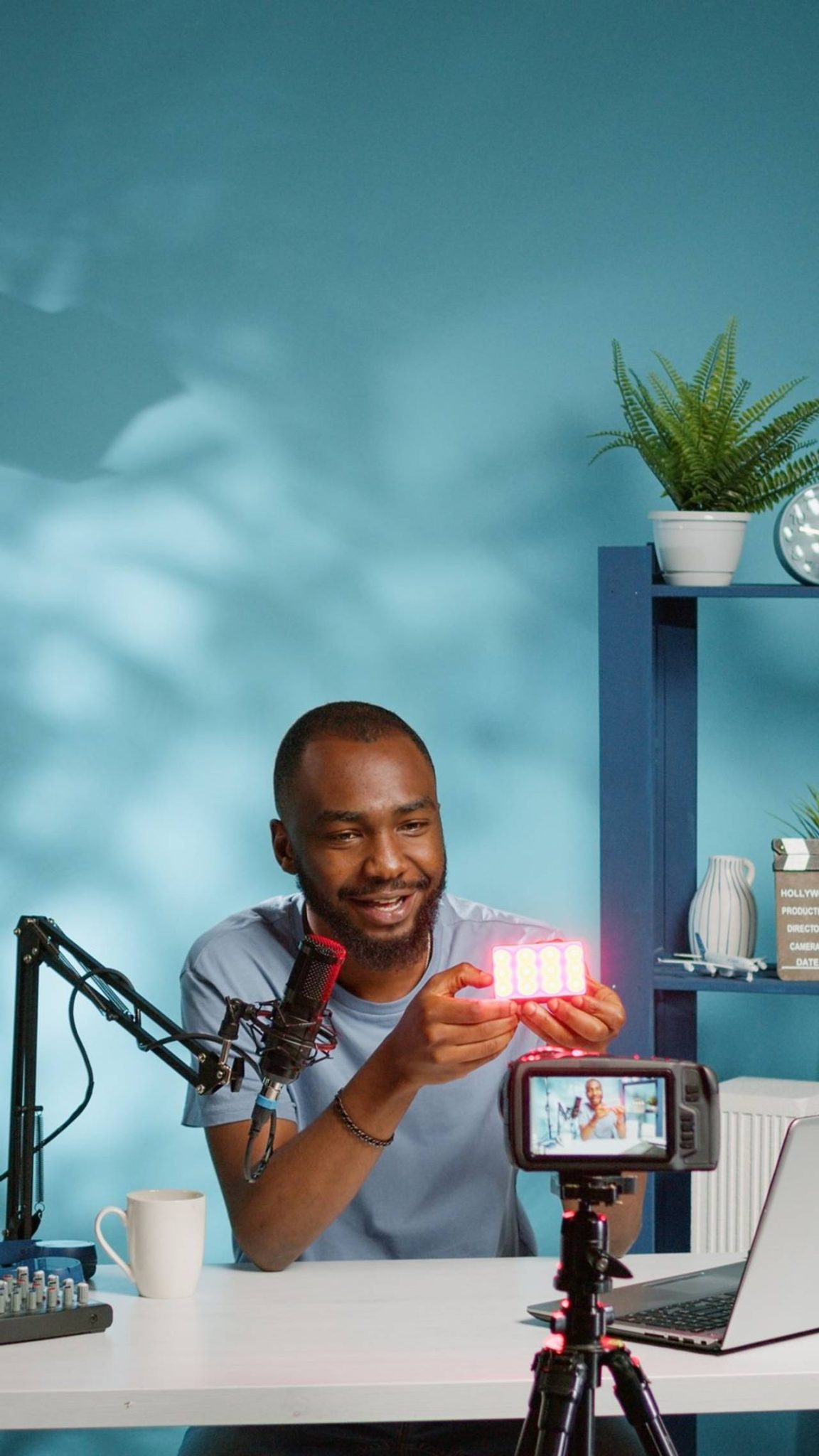 homem vendendo um produto por meio de uma live commerce