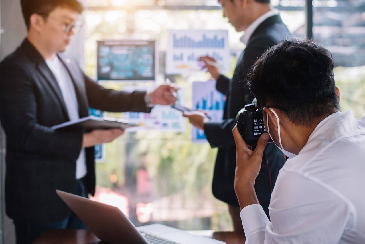 empresários fotografando uma reunião da empresa