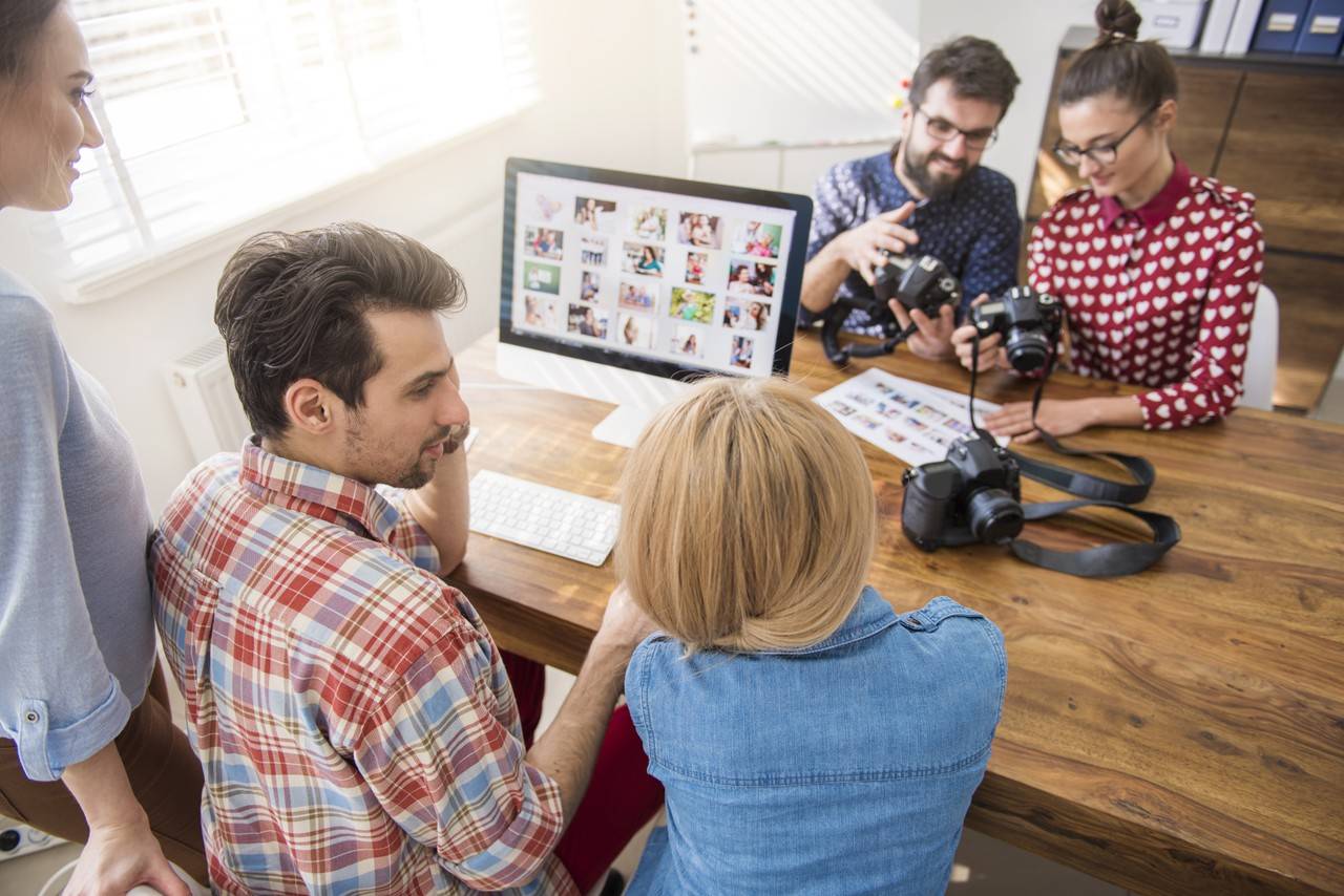 grupo de profissionais discutindo sobre o lean canvas