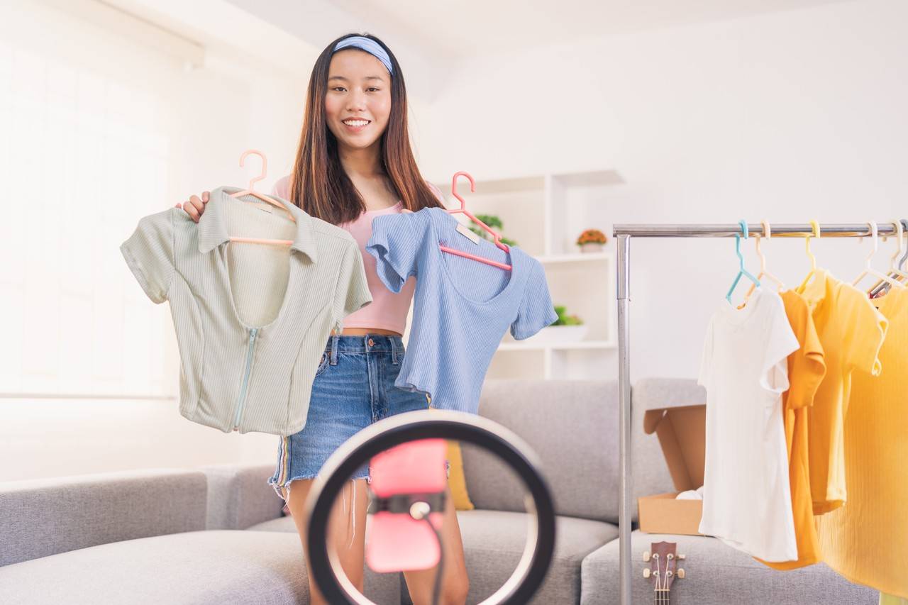 vendedora de roupas elaborando vídeos para o seu Instagran