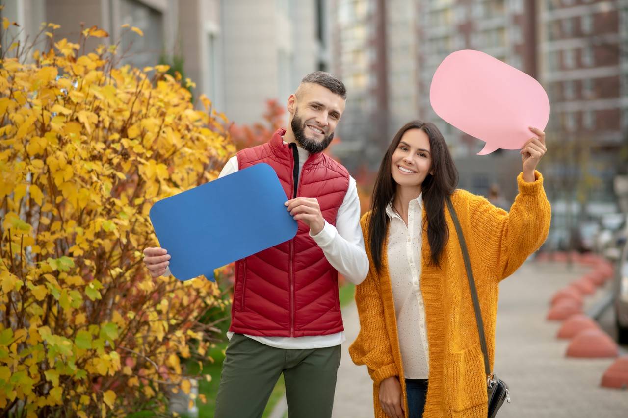 dois colegas de trabalho felizes aplicando uma campanha de endomarketing