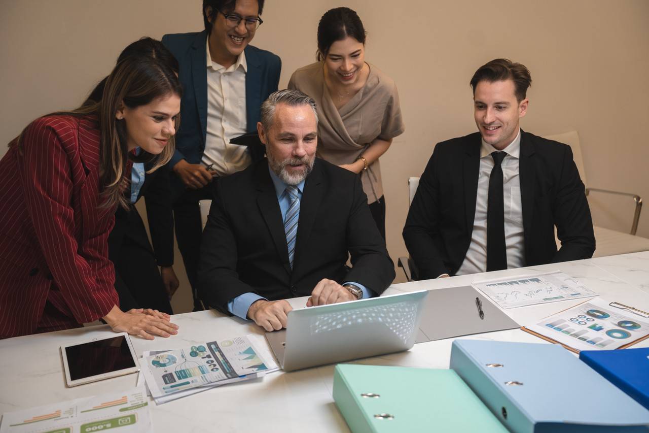 grupo de empreendedores em frente laptop