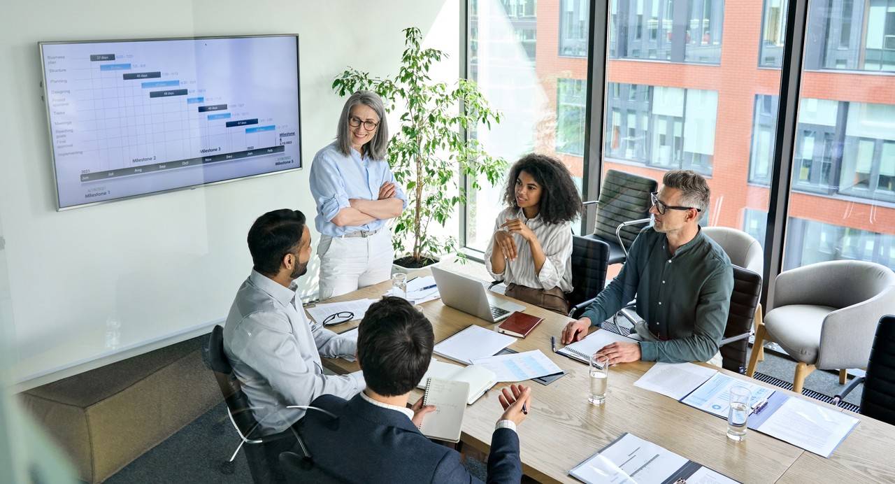 mulher apresentando para grupo de empresários